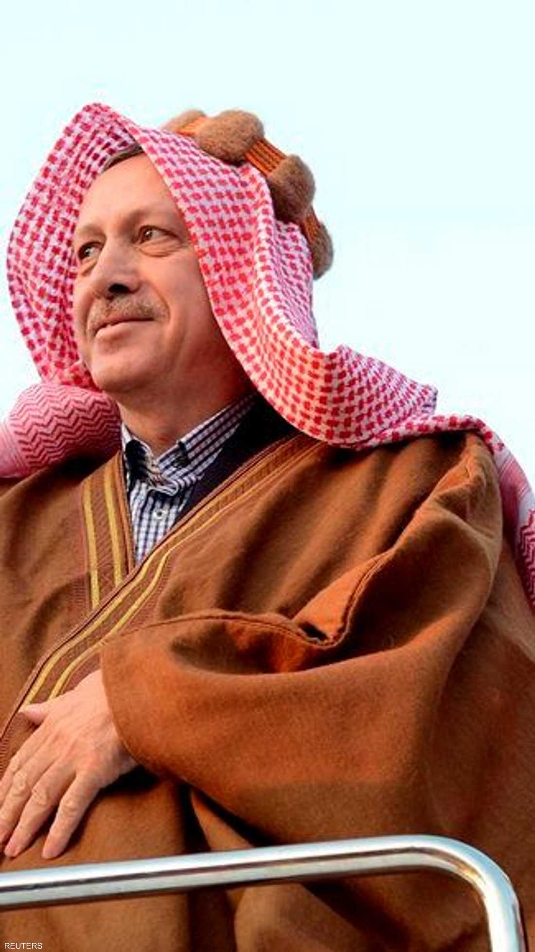 ارتدى رئيس الوزراء التركي، رجب طيب أردوغان، العباية العربية التقليدية خلال زيارة لمخيم أكاكالي للاجئين السوريين على الحدود التركية السورية.