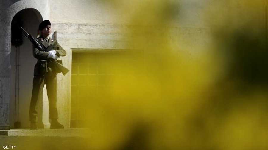 تحرس قصرا رئاسيا بإيطاليا