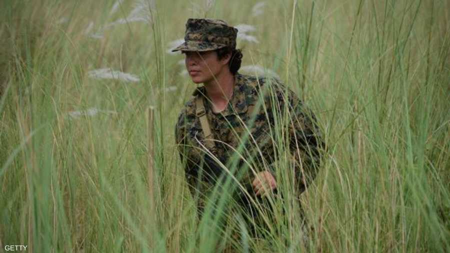 جندية أميركية تجوب أحراش الفلبين