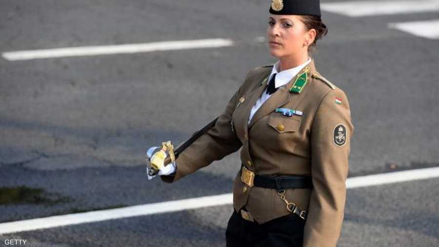 بالملابس العسكرية والنياشين في المجر