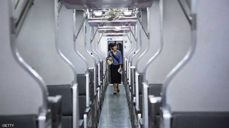 راكبة تتفقد العربة