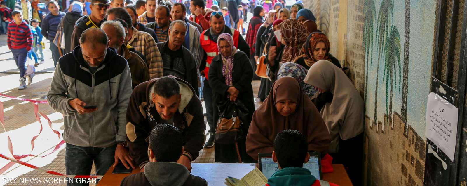 ليبيون يسجلون أسماءهم لدى الهلال الأحمر ببنغازي لتلقي المساعدات 
