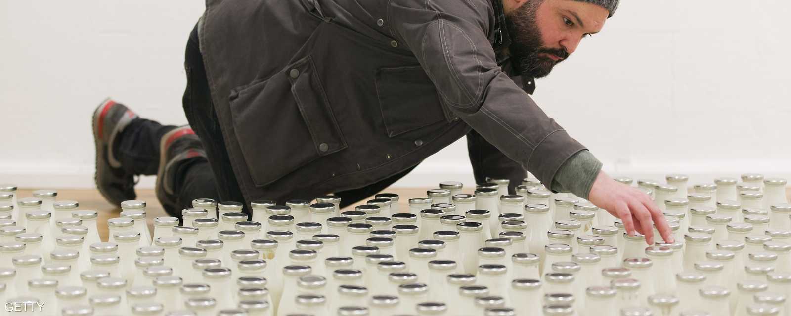 الفنان السوري، إبراهيم فخري، قال إن استخدام زجاجات الحليب يهدف إلى تقريب صورة الوضع في سوريا إلى أذهان البريطانيين 