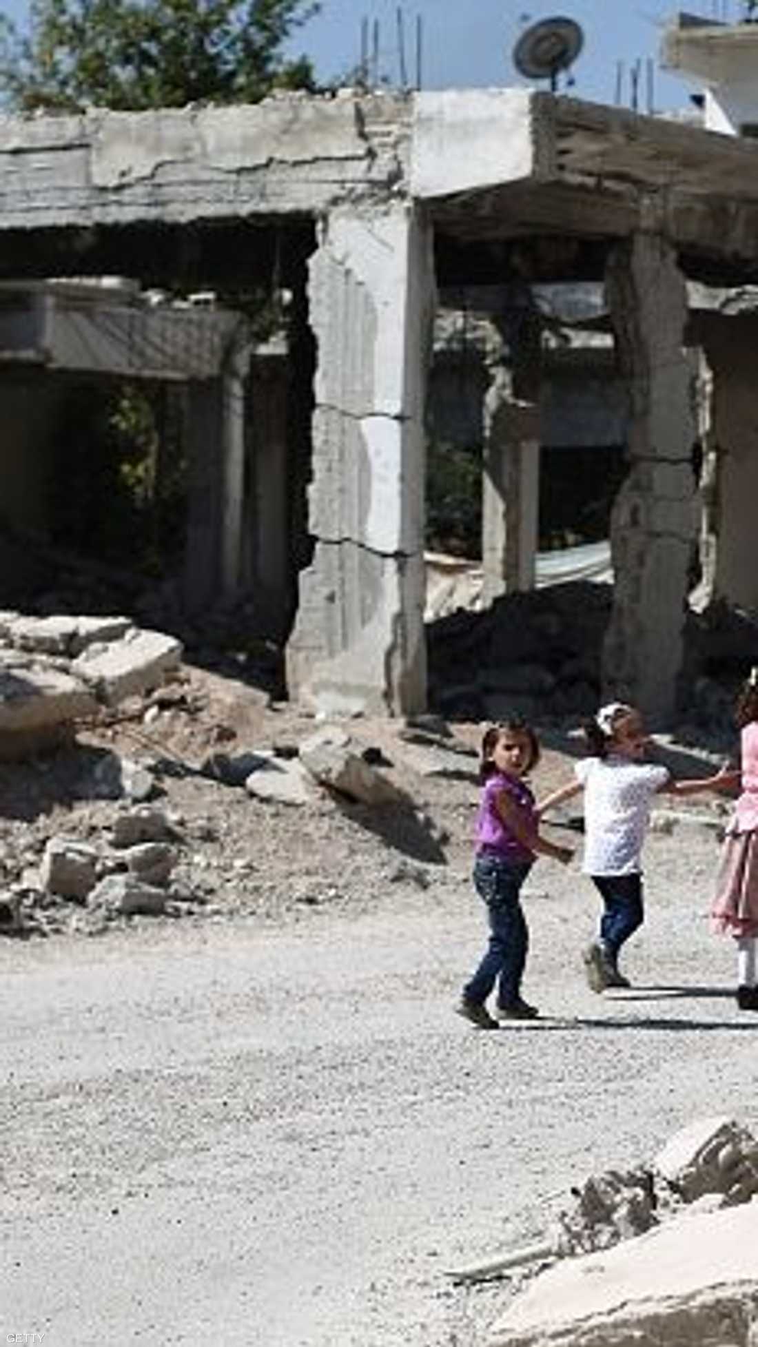 أطفال يحتفون بعيد الفطر وسط الدمار
