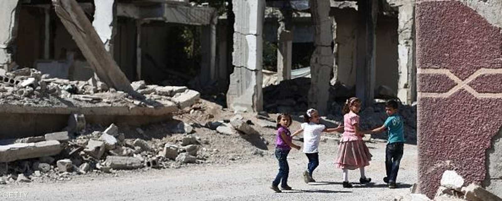 أطفال يحتفون بعيد الفطر وسط الدمار