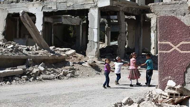 أطفال يحتفون بعيد الفطر وسط الدمار