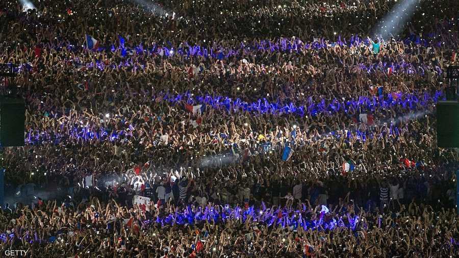 كتل بشرية احتفلت في باريس