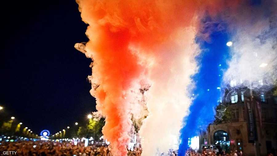 الأحمر والأبيض والأزرق بكل الأشكال والألوان