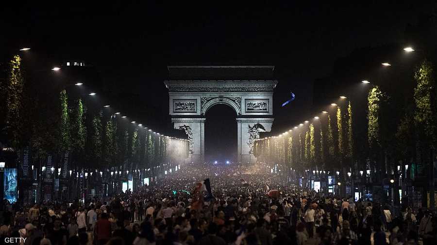 جموع المحتفلين بالقرب من قوس النصر