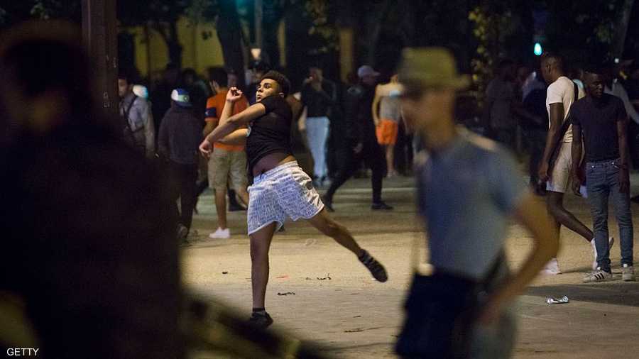 مجموعات من الشبان ألقت حجارة وزجاجات ومقذوفات أخرى باتجاه عناصر شرطة مكافحة الشغب