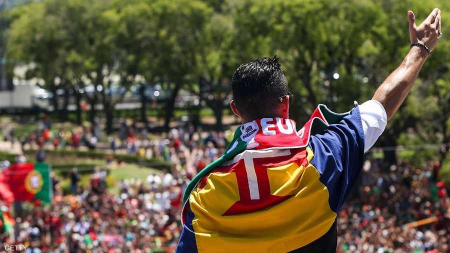 رونالدو يحتفل بطريقته الخاصة مع الجماهير