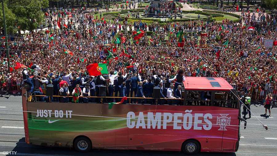 باص مكشوف حمل أبطال اليورو