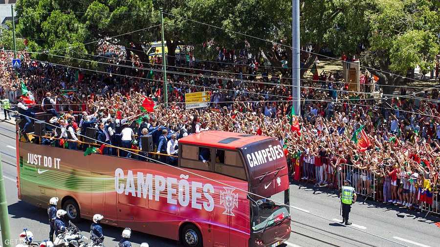 استقبال حافل للاعبين بعد معانقتهم المجد الأوروبي للمرة الأولى