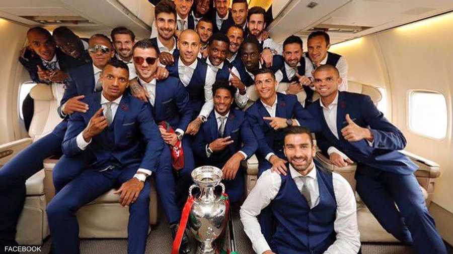 لقطة في الطائرة بعد معانقة المجد الأوروبي