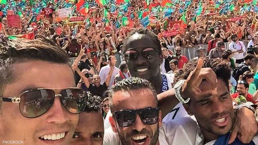 يحتفل باللقب مع رفاقه وسط الجماهير في لشبونة