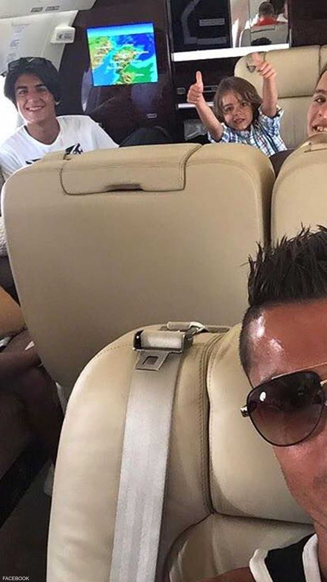 بعد التتويج.. النجم البرتغالي في طائرته الخاصة يستمتع رفقة والدته وابنه وبعض أقاربه