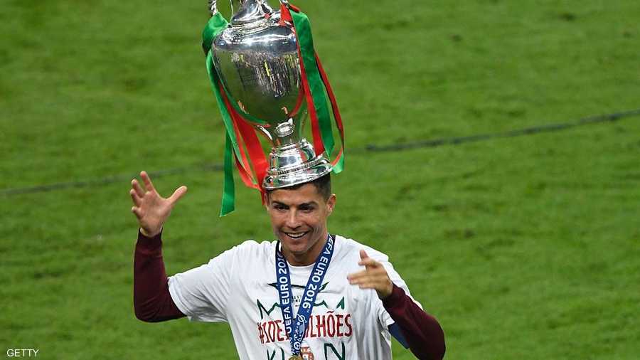 بطريقته الخاصة.. حمل الكأس الغالية