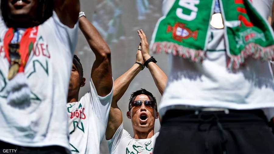 الدون وزملاؤه يرددون أغاني المنتخب مع الجماهير