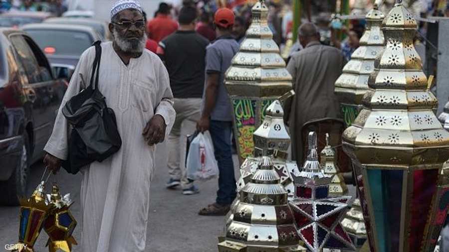 الفوانيس القديمة تصنع من الحديد والزجاج