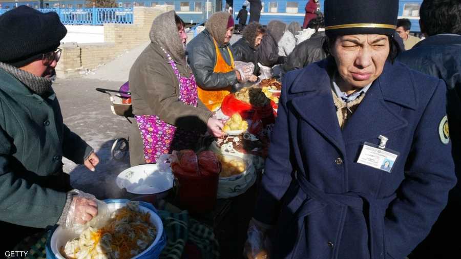 إقبال على شراء منتجات في المهرجان