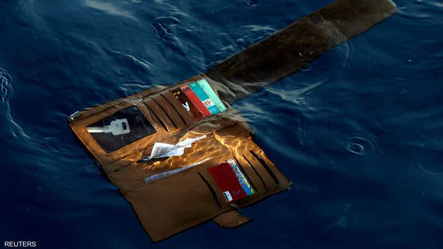 محفظة أحد ضحايا حطام طائرة ليون أير في إندونيسيا