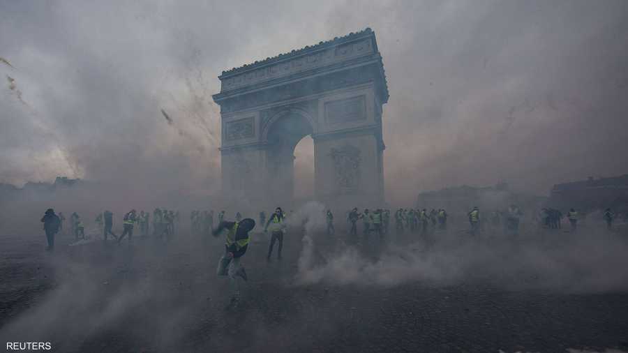 دخان وفوضى تحت برج النصر خلال احتجاجات الستر الصفراء