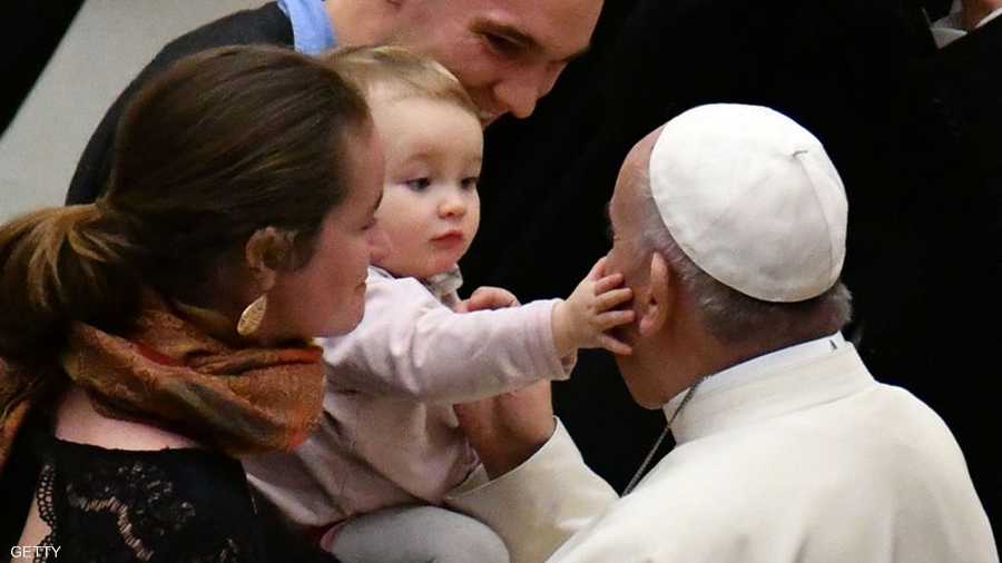 لمسات بريئة تبرز كم أن الفطرة الأولى لدى البشر تفيض حبا ونقاء وتسامحا