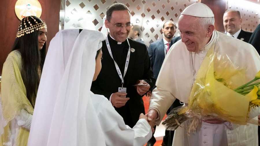 باقات من الورود وأهازيج فرق االشعبية ترحيبا بضيف الإمارات