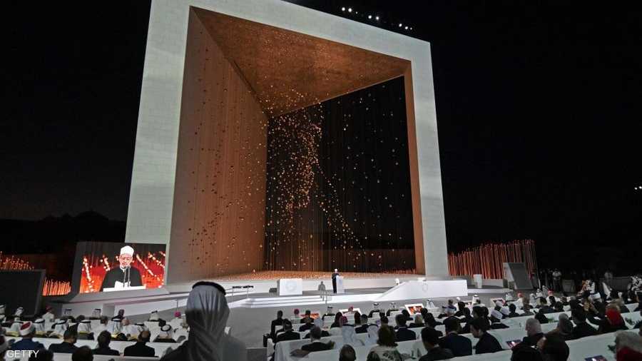 الوثيقة، التي أُطلق عليها إعلان أبوظبي، تطالب قادة العالم وصناع السياسات ومن بأيديهم مصير الشعوب بالتدخل الفوري لوقف نزيف الدماء وإزهاق الأرواح ووضع نهاية فورية لما تشهده من صراعات وفتن وحروب عبثية