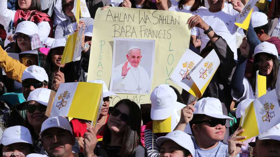 قبل القداس، التقى بابا الكنيسة الكاثوليكية بمجموعة من المؤمنين في كاتدرائية القديس يوسف بالعاصمة الإماراتية.