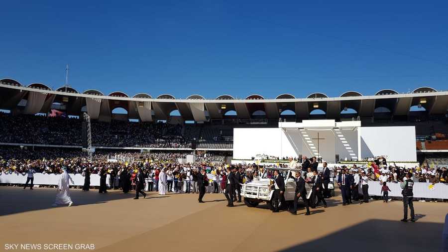 يأتي القداس بعد ساعات على توقيع بابا الكنيسة الكاثوليكية وشيخ الأزهر، وثيقة تاريخية تهدف إلى تعزيز قيم التسامح والعيش المشترك والسلام العالمي.