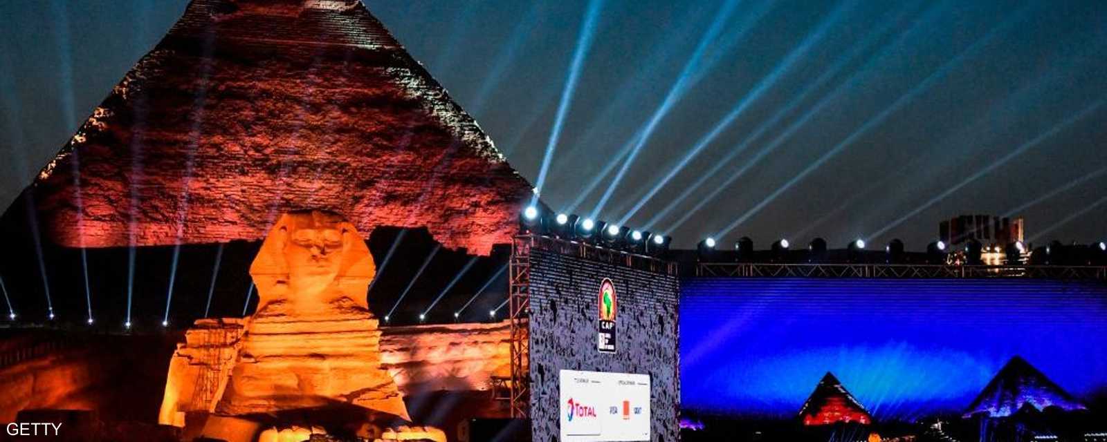 احتضن سفح الهرم بمحافظة الجيزة القريبة من العاصمة المصرية قرعة كأس الأمم الأفريقية لكرة القدم 2019، في أجواء احتفالية، حضرها عدد من نجوم القارة السمراء.