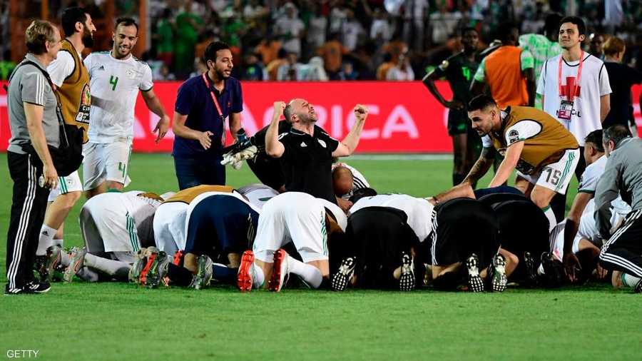 سجود جماعي لمحاربي الصحراء