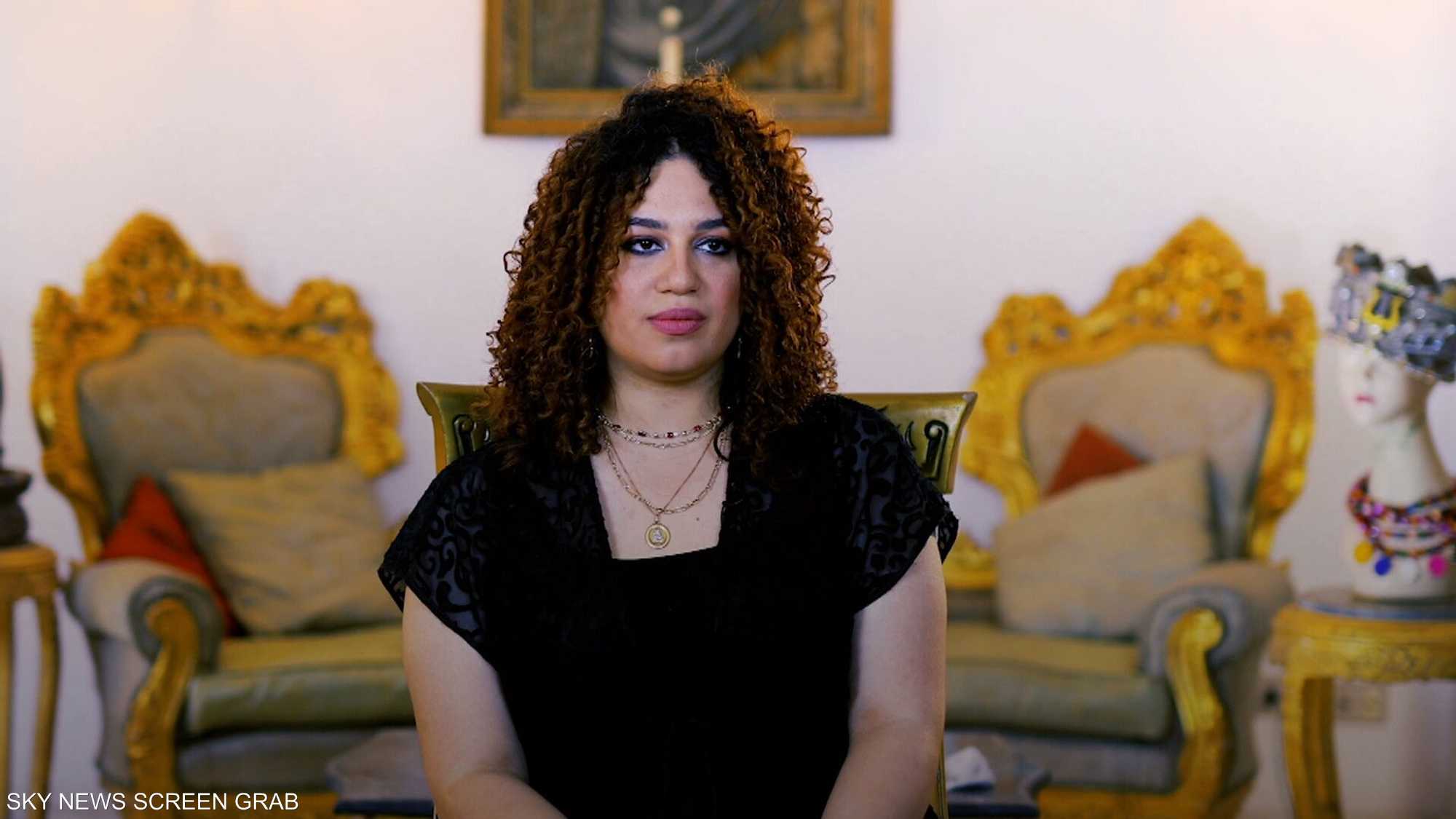 فنانة مصرية ترسم ملامح العالم على وجهها