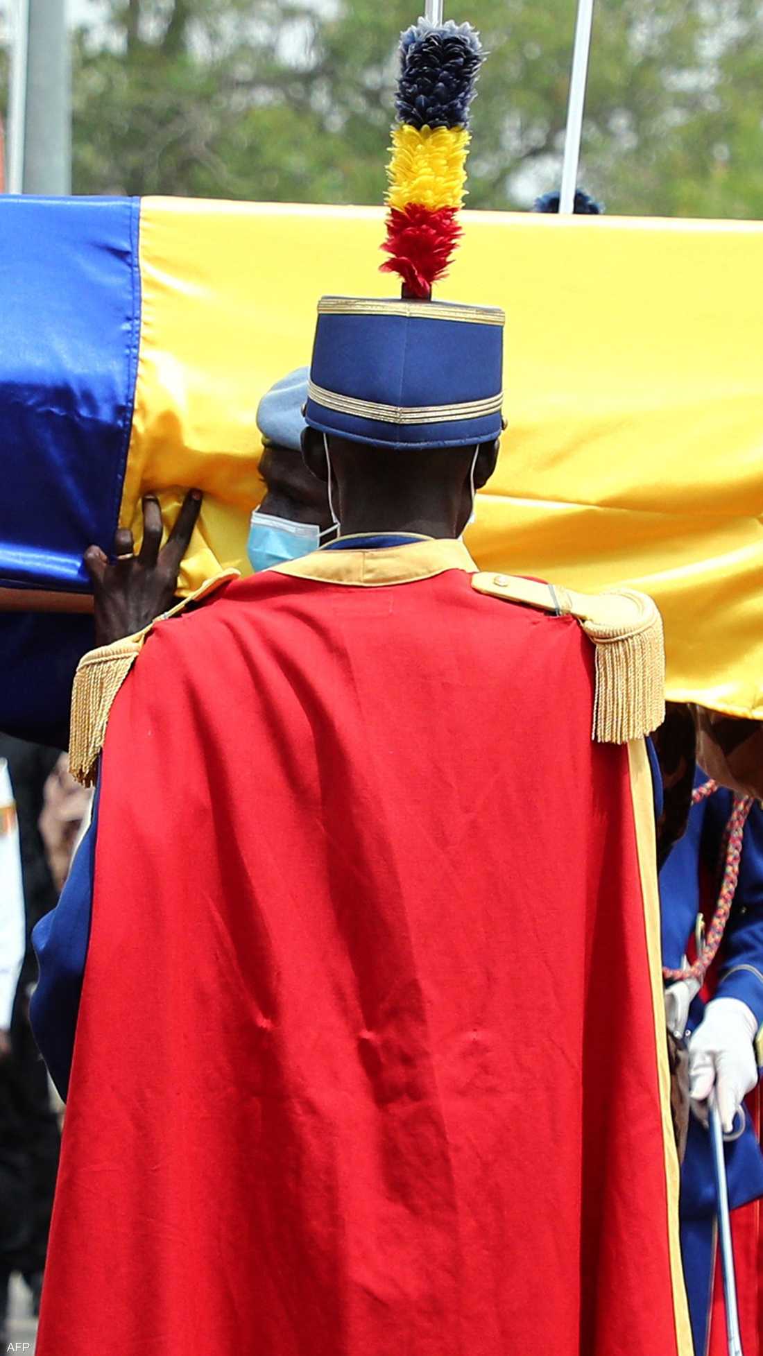 لف جثمان إدريس ديبي بالعلم التشادي