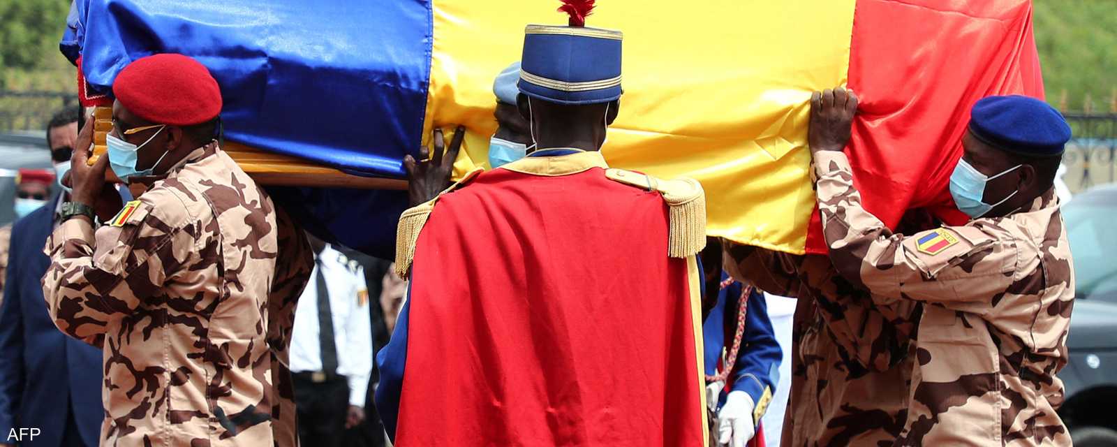 لف جثمان إدريس ديبي بالعلم التشادي