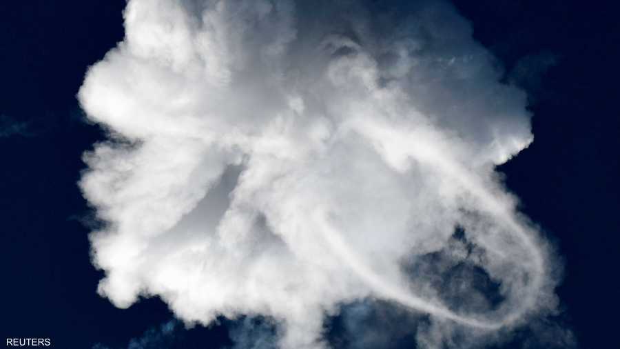 تحول الصاروخ ألفا إلى غيمة دخانية بيضاء عند انفجاره