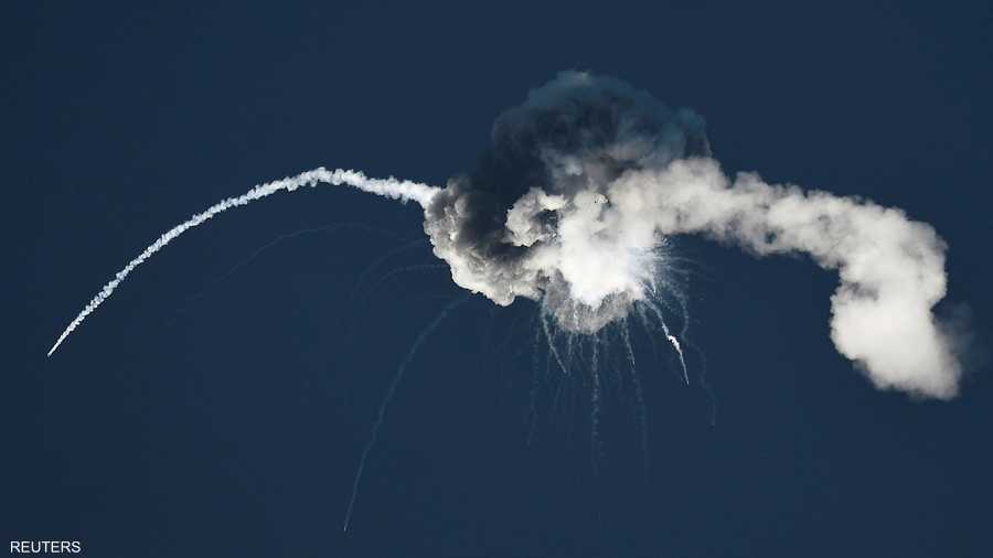 ثم صار كتلة من الدخان الرمادي