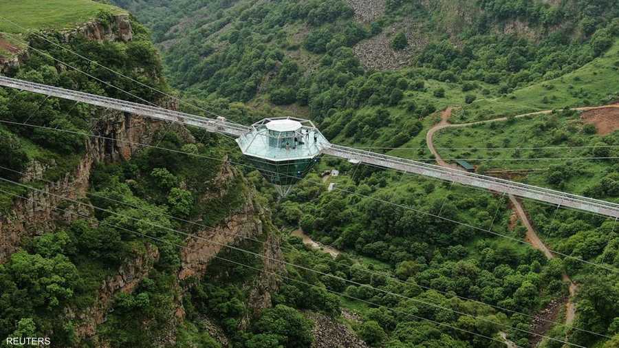 إطلالة رائعة يوفرها الجسر الزجاجي المعلق.