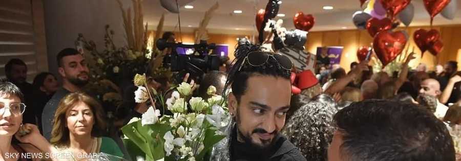 ترحيب شعبي بفرقة مياس لدى وصولها مطار بيروت الدولي