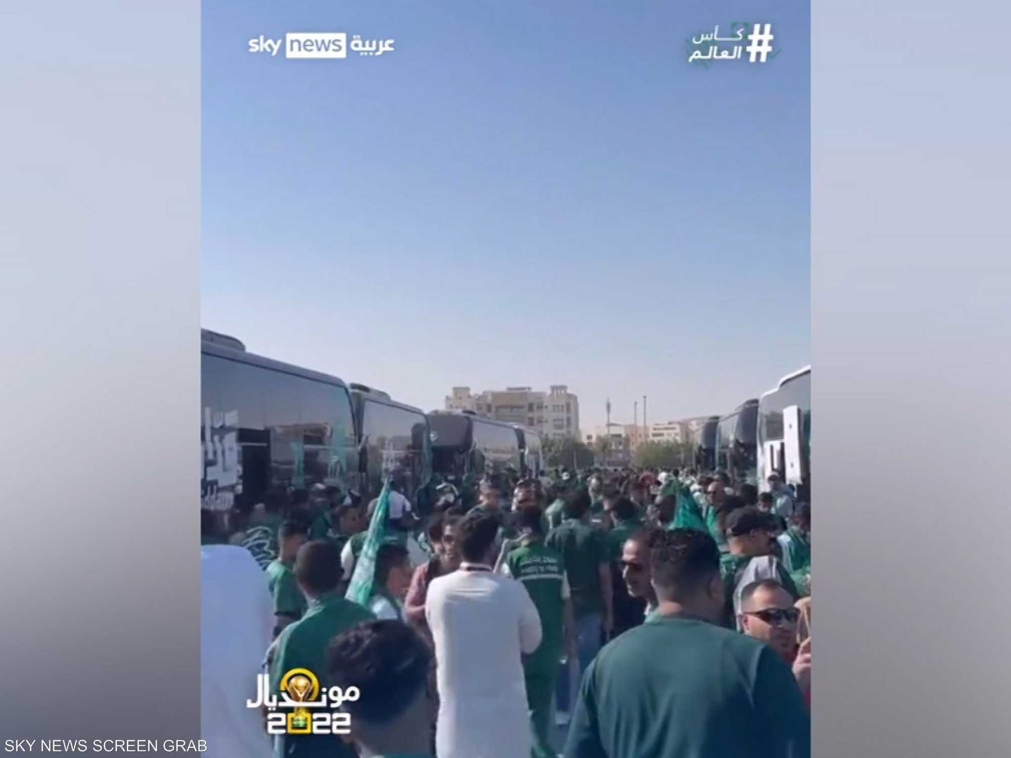 وصول الجماهير إلى منطقة لوسيل لدعم الأخضر