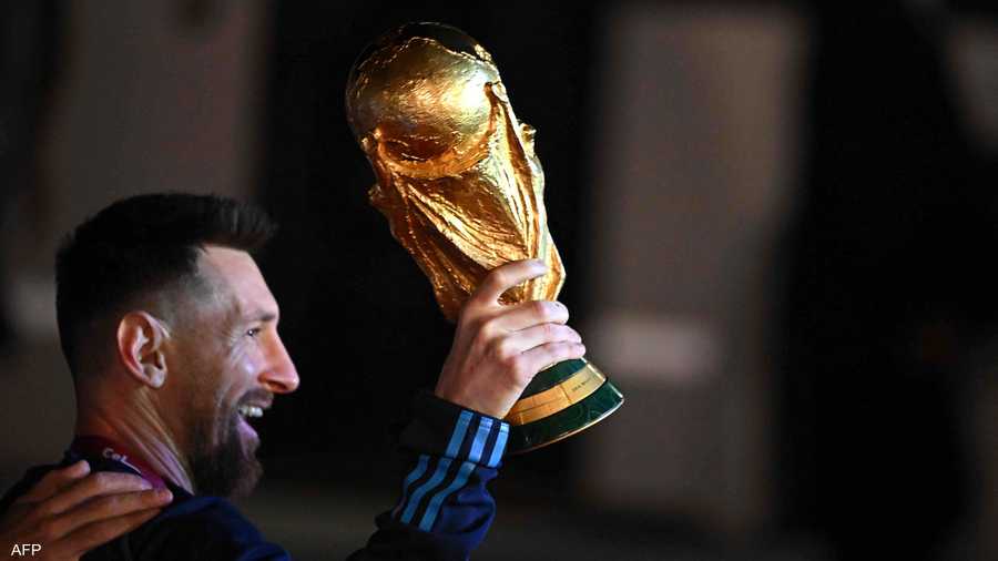 ميسي أول من ظهر من الطائرة حاملا كأس العالم