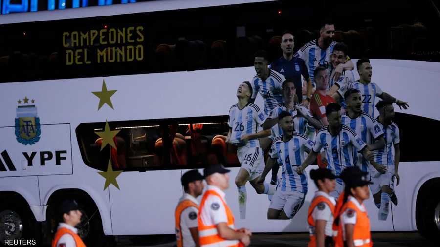 الحافلة التي أقلت أفراد المنتخب بعد وصولهم للمطار