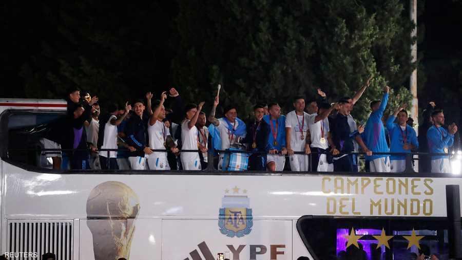 أفراد المنتخب على متن حافلة مكشوفة