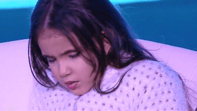 نامت على المسرح.. موقف طريف للسيسي وطفلة من ذوي الهمم