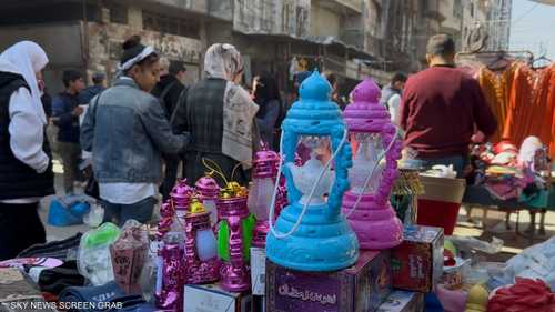 انتشرت في شوارع القطاع البسطات الخاصة ببيع زينة رمضان