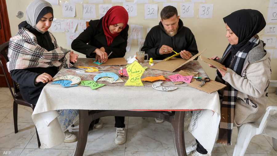 وآخرون يصنعون زينة رمضان بواسطة الكرتون المقوى