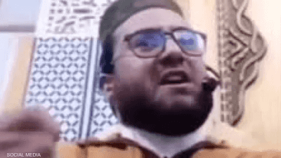 انتقد الإمام سلوك بعض النساء داخل المسجد