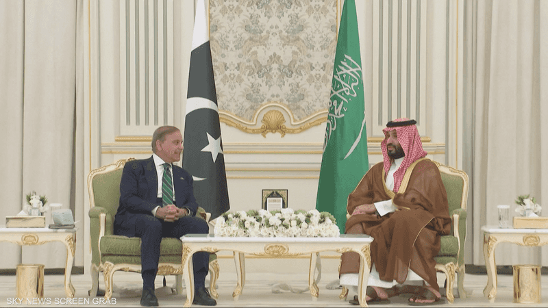 السعودية وباكستان توقعان اتفاقية دفاع استراتيجي مشترك