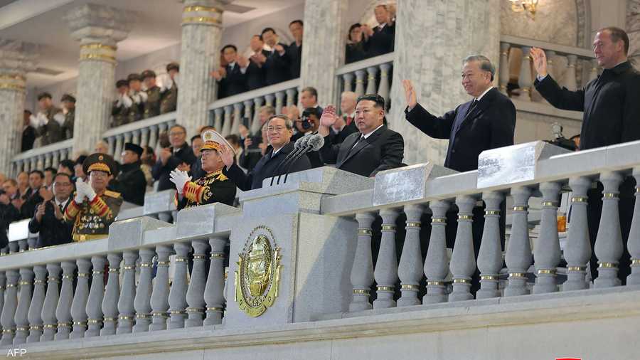 كيم جونغ أون مع ضيوفه أثناء العرض العسكري